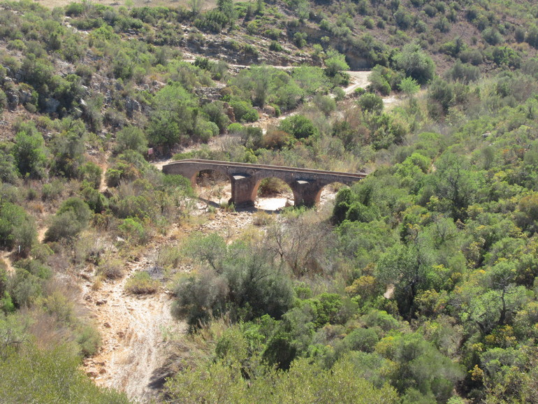 Droge rivier met Romeinse brug